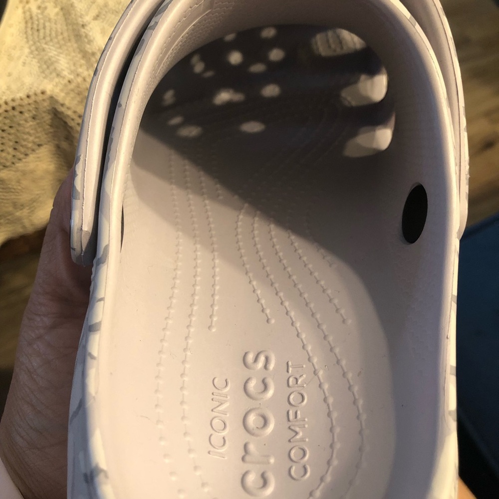 Crocs woman’s White Comfort Clogs - Picture 12 of 12